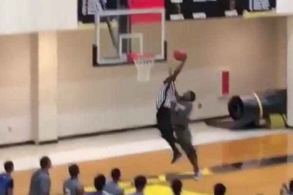 Hteo je da ispadne faca i zalepi sudiju, a onda je on stavio njega na stub srama i poster! (VIDEO)