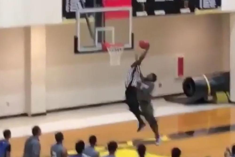 Hteo je da ispadne faca i zalepi sudiju, a onda je on stavio njega na stub srama i poster! (VIDEO)