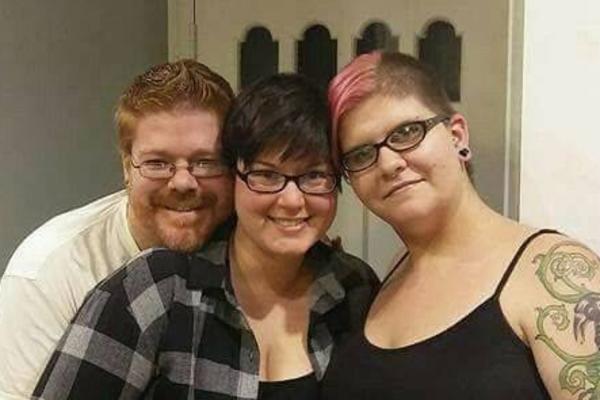 IMAĆE TATU I DVE MAME: Ova neobična bračna zajednica ima TRI ČLANA, a sada očekuju BEBU!