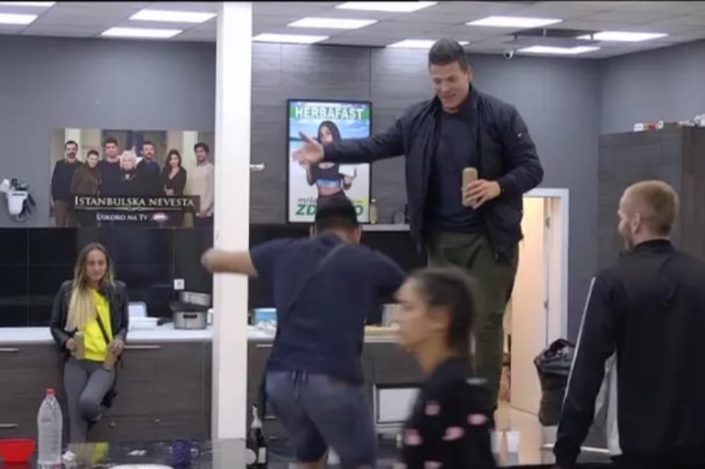 NIKO NE ZNA ŠTA MU SE DESILO: Sloba svojim postupkom ŠOKIRAO zadrugare, pa se popeo na sto (VIDEO)