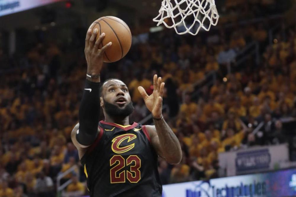 LEBRON JE I DALJE KRALJ ZA KLINCE IZ BOSTONA: Klivlend izjednačio u seriji, a Džejms prestigao Abdula Džabara! (VIDEO)