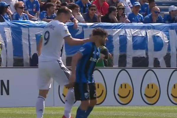 AMERI, UPOZNAJTE IBRINU TAMNU STRANU: Zlatan zalepio šamarčinu protivniku zato što ga je slučajno zgazio! (VIDEO)