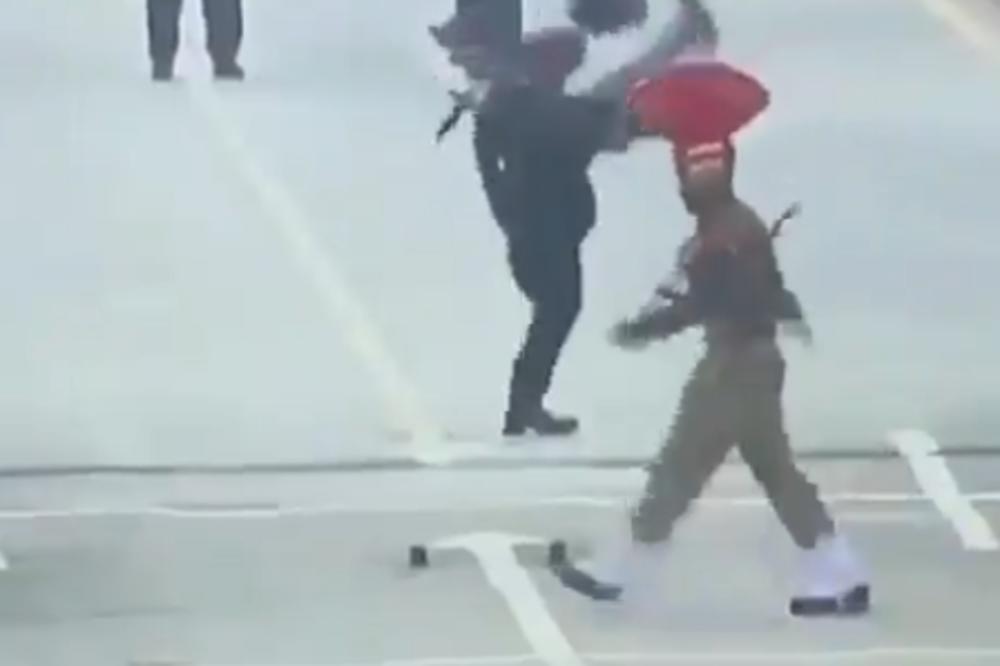 NIKOME NIJE JASNO ŠTA SE OVDE DEŠAVA: Smena stražara INDIJE I PAKISTANA je nešto NAJSMEŠNIJE što ćete videti danas! (VIDEO)