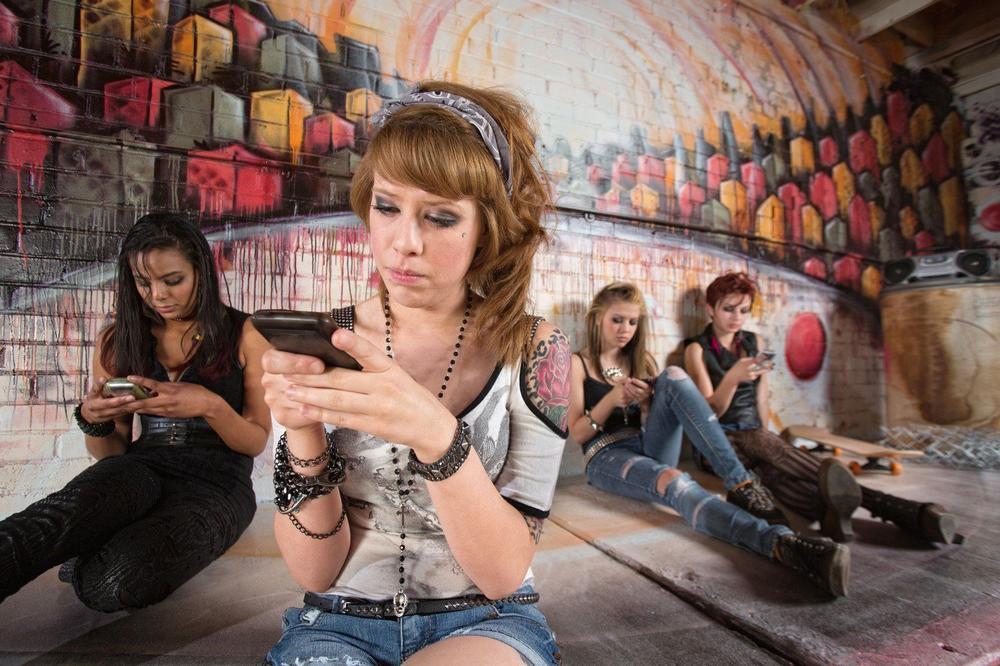 APLIKACIJA KOJOM RODITELJI ŠPIJUNIRAJU DECU OMANULA U BEZBEDNOSTI: Nisu stavili lozinku, 10.200 privatnih podataka postali svima dostupni!