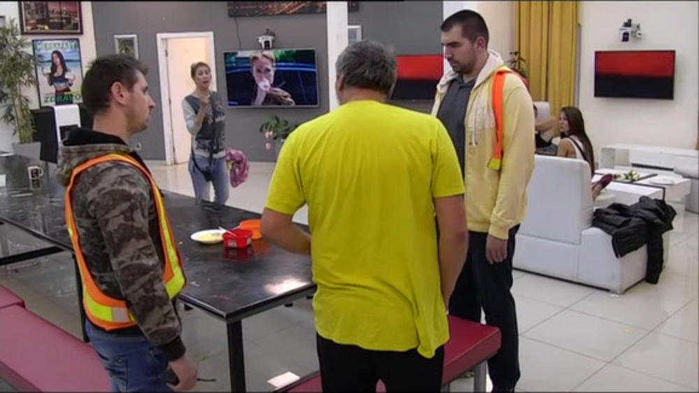 Teške reči su pale između mikija i Nadežde  