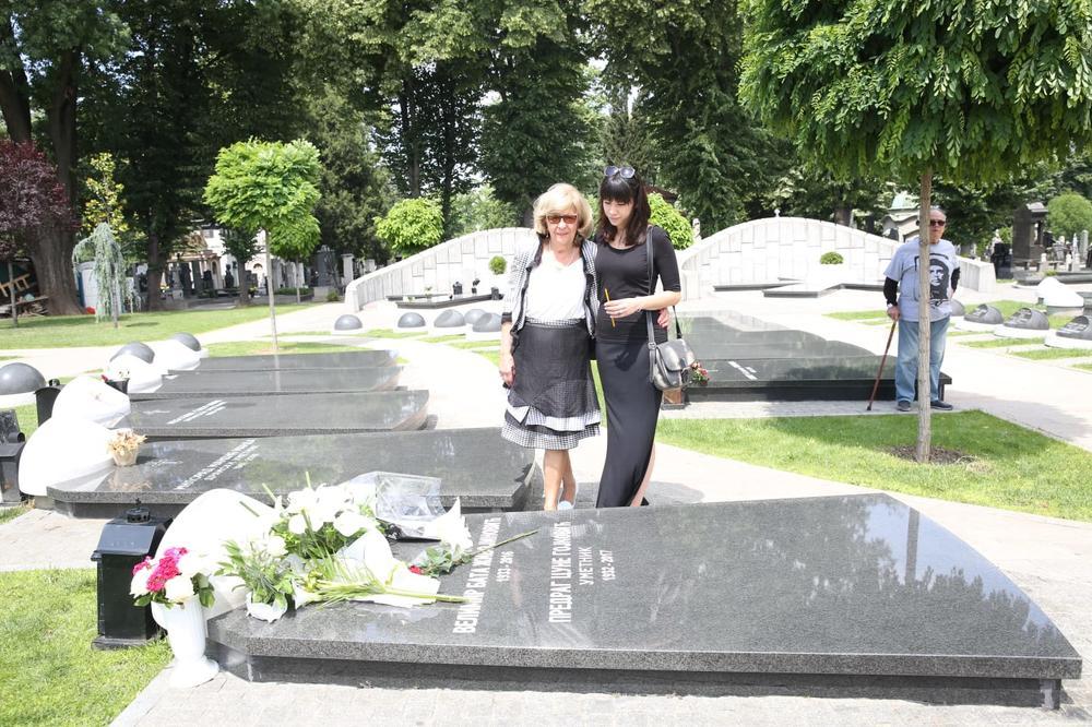 TEŠKO JE BEZ BATE, SVE VREME IMAM UTISAK DA JE TU UZ NAS... Porodica dala pomen glumačkoj legendi, na groblje došao i naš ministar (FOTO)(VIDEO)