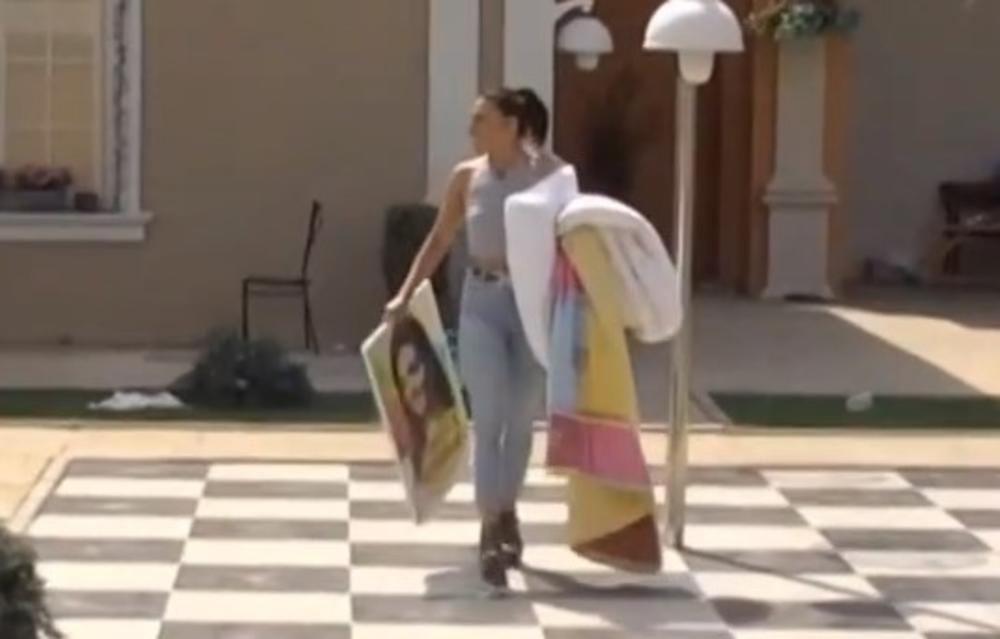 Čim je ušla počela je da doziva Đeksona  