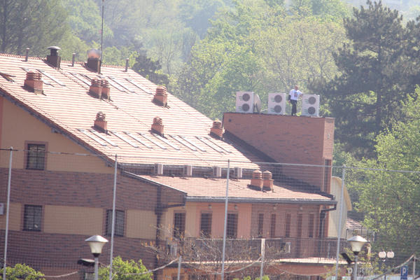 ZAVRŠENA DRAMA NA KROVU HOTELA PRESTIŽ: Radovanović 4 put pretio SAMOUBISTVOM, pa SIŠAO! ZAŠTO OVAJ ČOVEK NIJE U RUKAMA LEKARA?