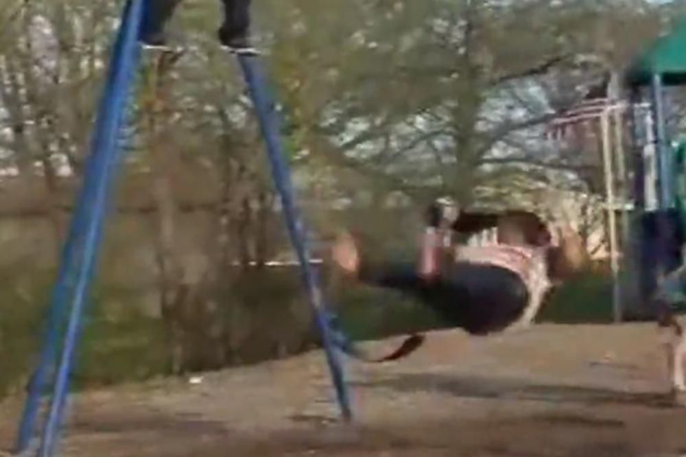 Zaljuljali su je iz sve snage, a u njoj 120 KILA: Znate i sami šta sledi (VIDEO)