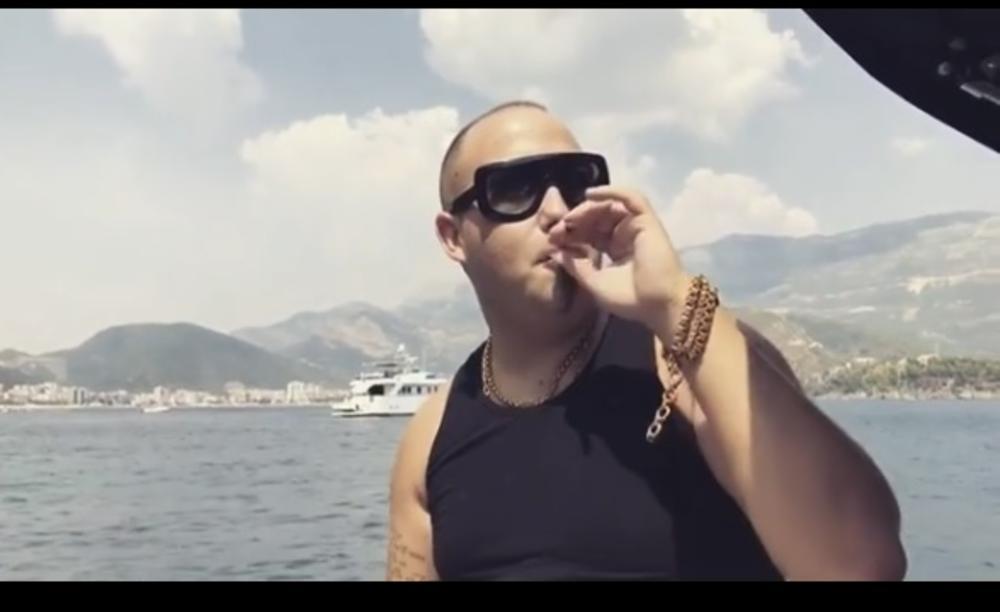 Rasta često u spotovima i na društvenim mrežama objavljuje snimke na kojima puši marihuanu  