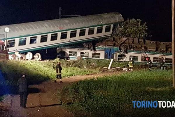 VOZ UDARIO U KAMION PA ISKOČIO IZ ŠINA: U stravičnoj nesreći u Italiji, 18 ljudi povređeno, poginuli mašinovođa i putnik! (FOTO) (VIDEO)
