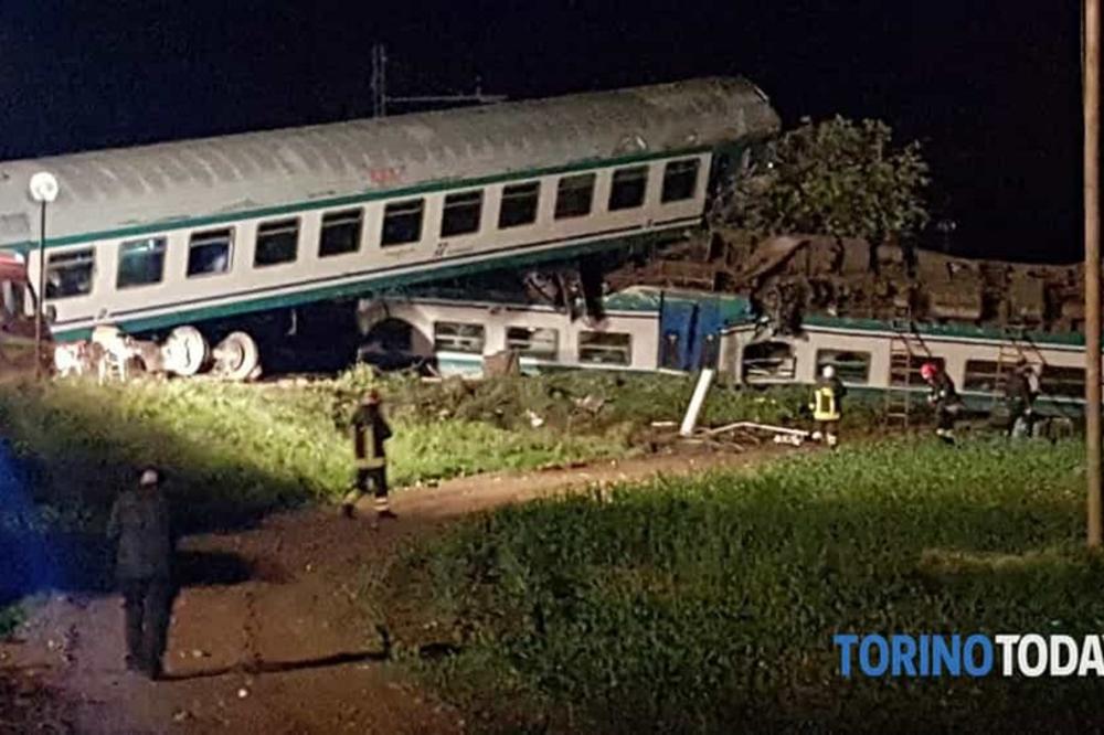 VOZ UDARIO U KAMION PA ISKOČIO IZ ŠINA: U stravičnoj nesreći u Italiji, 18 ljudi povređeno, poginuli mašinovođa i putnik! (FOTO) (VIDEO)