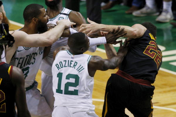 ZAMALO DA BUDE NOVA BOSTONSKA ČAJANKA: Kelti i Kavsi na ivici tuče, bilo je deljenja vaspitnih! (VIDEO)