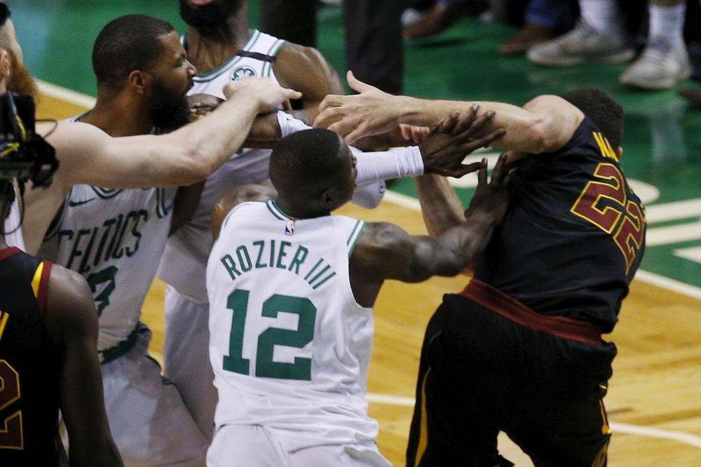 ZAMALO DA BUDE NOVA BOSTONSKA ČAJANKA: Kelti i Kavsi na ivici tuče, bilo je deljenja vaspitnih! (VIDEO)