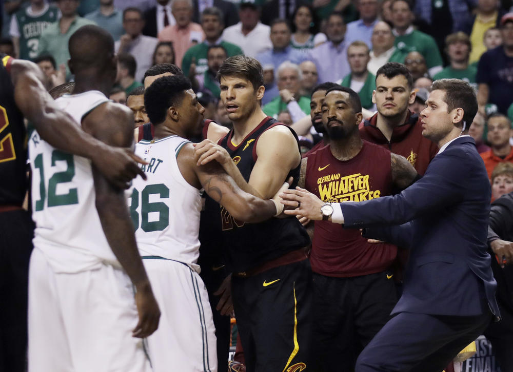 Igrači Bostona i Klivlenda u klinču