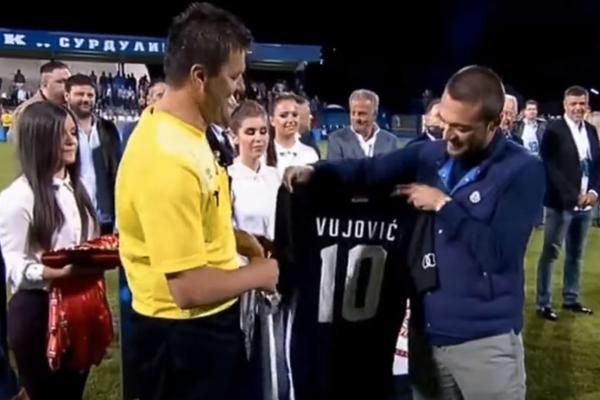 Iliev poklonio dres Partizana Maju Vujoviću sa njegovim prezimenom posle finala Kupa Srbije! (VIDEO)