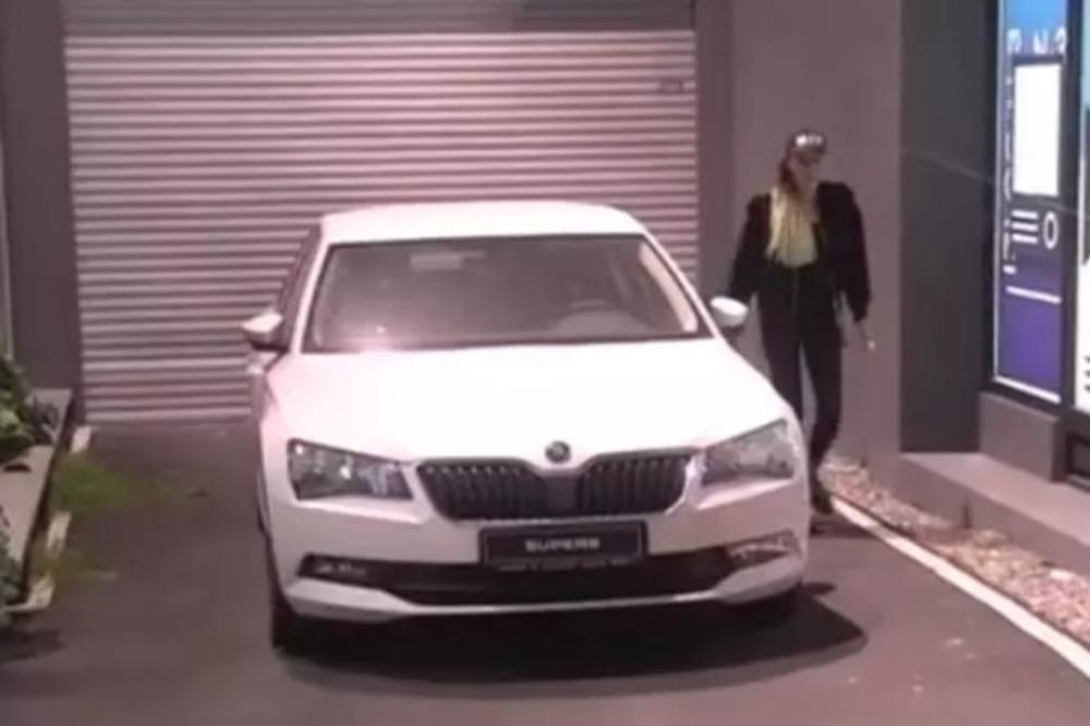 POTERALO JE, A MRZELO JE DA ODE DO WC-a: Luni se VRŠILA NUŽDA, a evo GDE je krenula da je obavi (VIDEO)