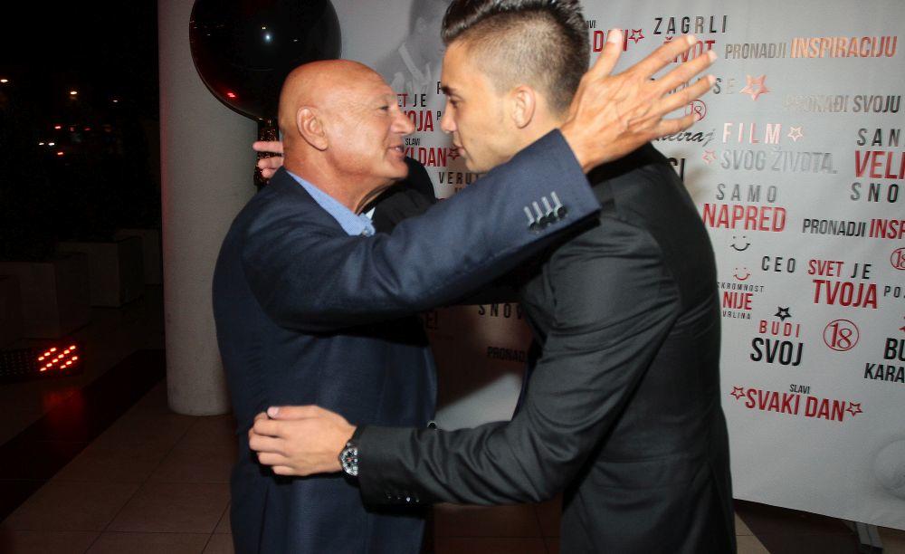 Luka Adžić sa dedom Šabanom Šaulićem na svom 18. rođendanu