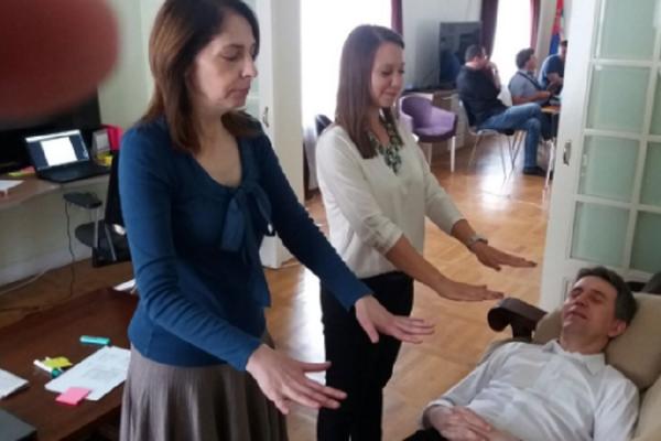 U pauzi između seansi Reikija i Feng Šuija! Radulović dobio BIOENERGETSKI TRETMAN od svojih koleginica (FOTO)