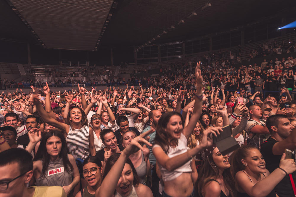 Svi su u glas pevali velike hitove  