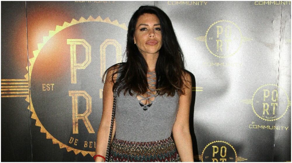  2004. godine se pojavila na festivalu Sunčane skale sa pesmom ‘Nedostupan’