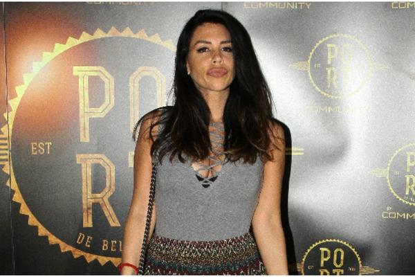 NA POČETKU KARIJERE KUBURILA S VIŠKOM KILOGRAMA: Danas je jedna od najzgodnijih pevačica i otkriva kako se tada osećala (FOTO)