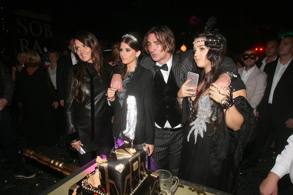 KAO DA NIJE DETE POZNATIH RODITELJA: Ćerka Željka Mitrovića proslavila MATURU, a evo kako se OBUKLA (FOTO)