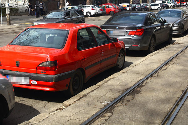 BAHATO PARKIRANJE U CENTRU BEOGRADA: Ono kad misliš da si mangup, a ispadneš idiot (FOTO)