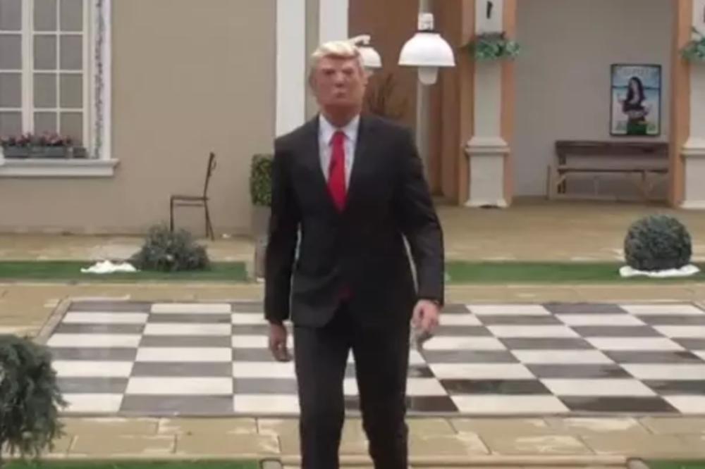JOŠ JE SAMO ON NEDOSTAJAO U RIJALITIJU: Donald Tramp ušetao u Zadrugu i pozdravljao učesnike na engleskom jeziku (VIDEO)