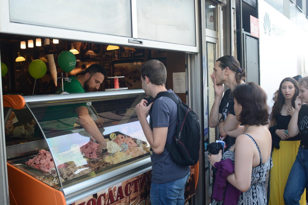 Građani uživaju u besplatnom sladoledu  