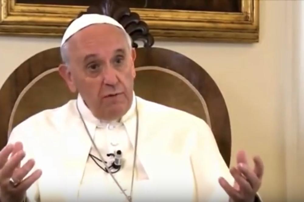 HOMOSEKSUALCE ODBACITE ODMAH: Papa Franja upozorio biskupe da pažljivo biraju SVEŠTENIKE!