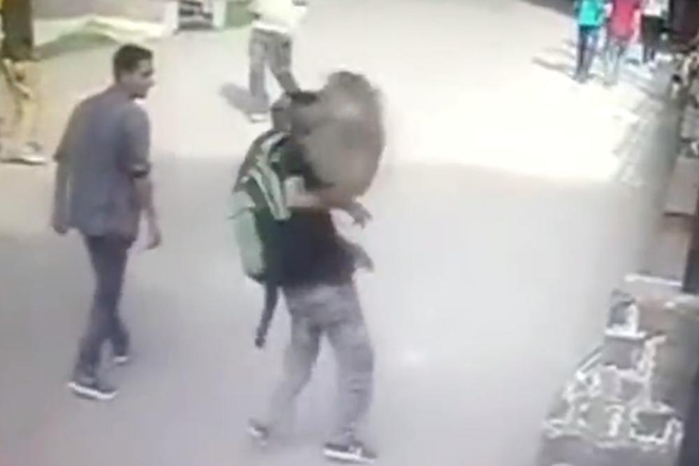 ŠTA SE OVO DEŠAVA U INDIJI: Snimljena serija NAPADA MAJMUNA NA LJUDE! (VIDEO)
