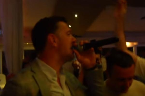 Mladen Krstajić uzeo mikrofon od Baje Malog Knindže pa zapevao iz sveg glasa: Pevaj, Srbijo, zemljo junaka! (VIDEO)