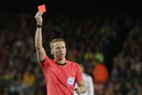 ZA SVAKU OSUDU, PA GDE GLEDAŠ ČOVEČE: Sudija svirao nepostojeći penal, svi ga gledali u čudu! (VIDEO)