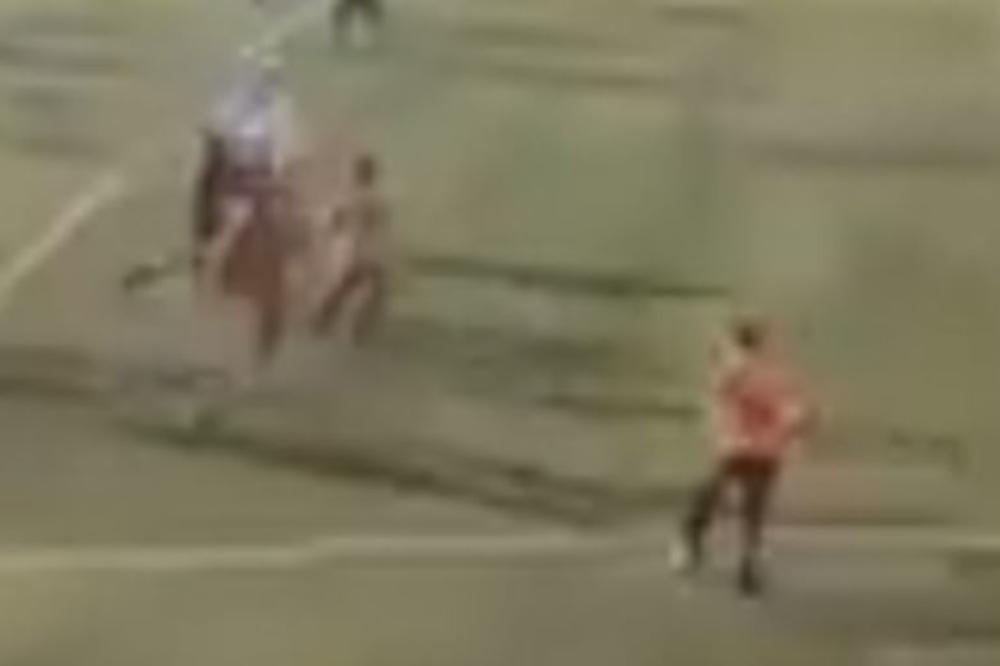 POKUŠAJ LINČA SUDIJE U LONDONU: Englezi ne pamte ovako brutalno prebijanje arbitra na utakmici! (VIDEO)