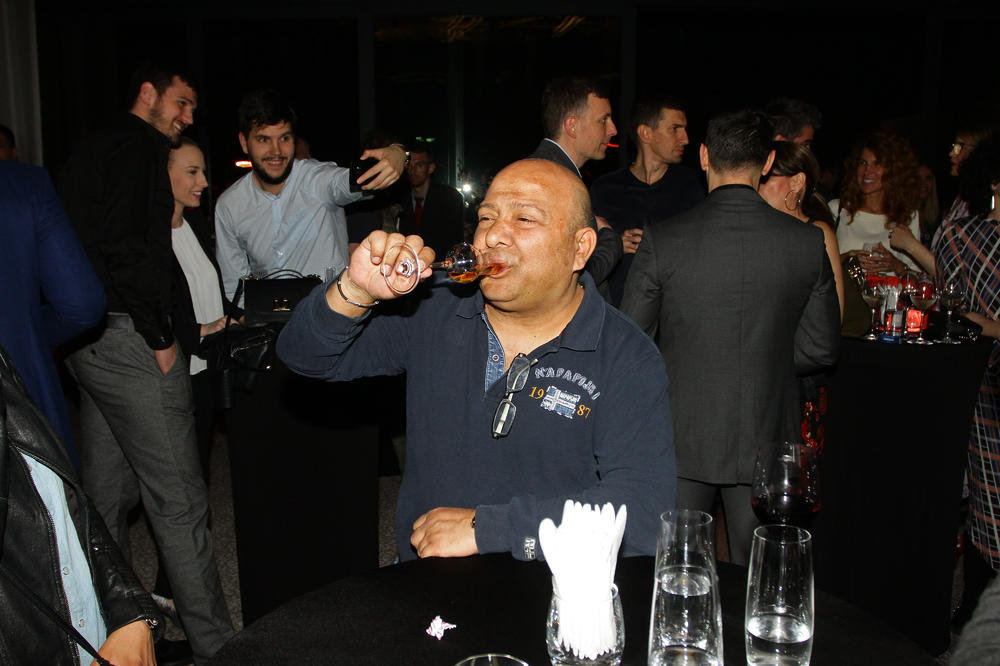 PEVAČICA UDARILA NA DŽEJA: od onakve pevačine da postane OVO! Mumla kad peva, nije SPAS U PIĆU