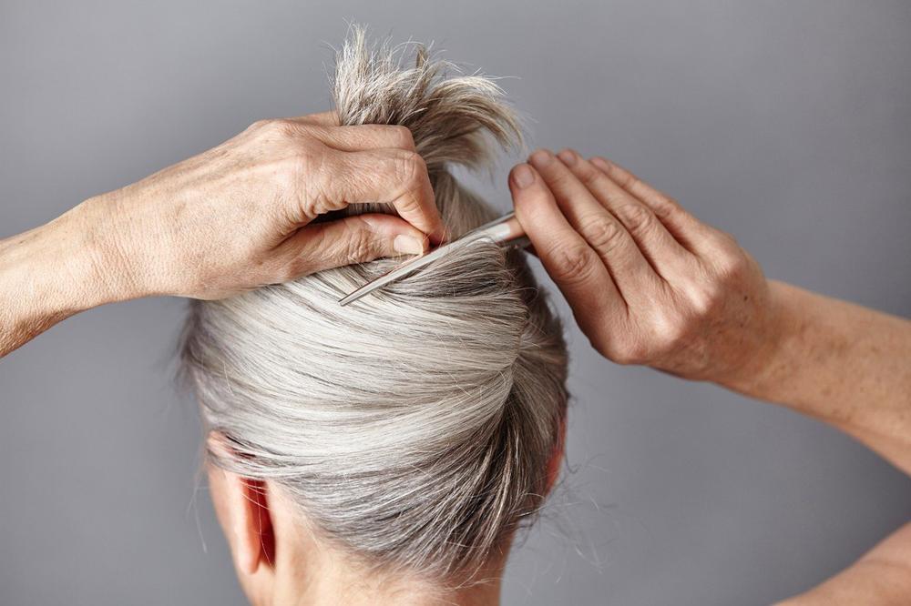 NEKOLIKO KAPI OVE MEŠAVINE KOJU MOŽETE DA NAPRAVITE KOD KUĆE pretvoriće sedu kosu u crnu, od korena! (RECEPT)