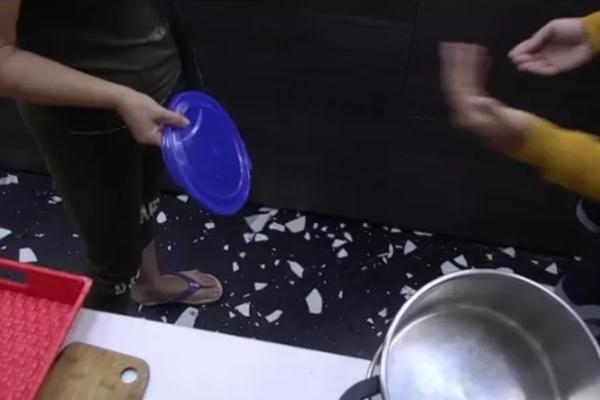 LETELI TANJIRI, SVE JE LOMILA PRED SOBOM: Posvađali se, pa sukob prešao sve granice, a onda je Teodora primetila nešto zbog čega se ZABRINULA (VIDEO)