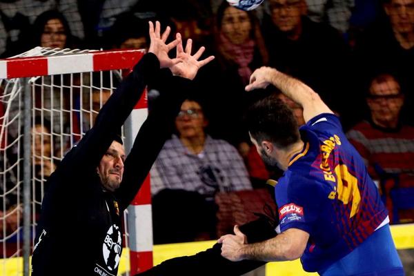 GODINE MU NIŠTA NE MOGU: Arpad Šterbik je najbolji golman Lige šampiona! (VIDEO)