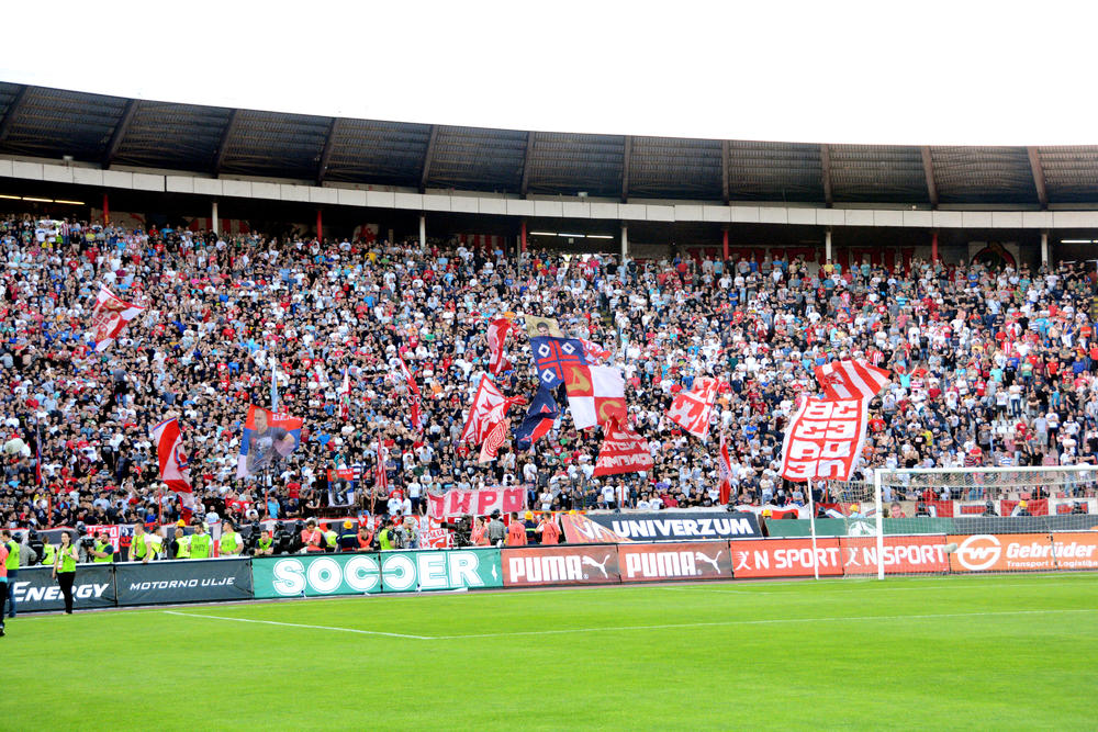 Navijači Crvene zvezde na severnoj tribini  