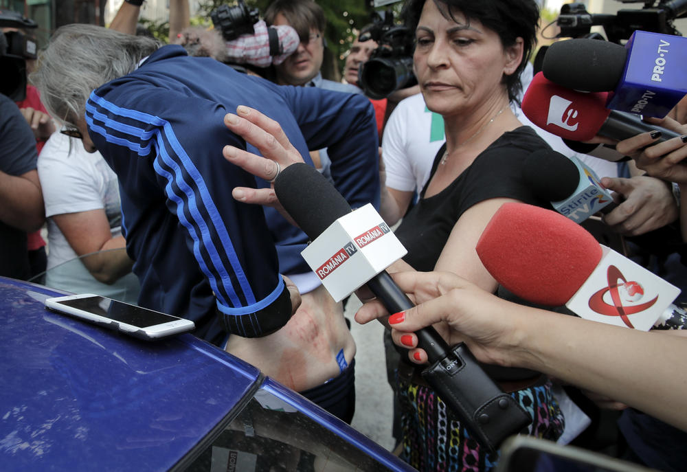 Ilije Nastase pokazuje povrede za koje krivi policiju