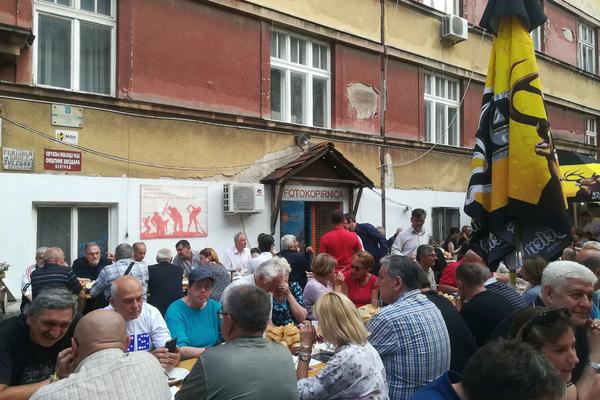 Dobrodošli na oslobođenu teritoriju: Jugonostalgičari slave TITOV ROĐENDAN uz pesmu, HEJ SLOVENI! (FOTO) (VIDEO)