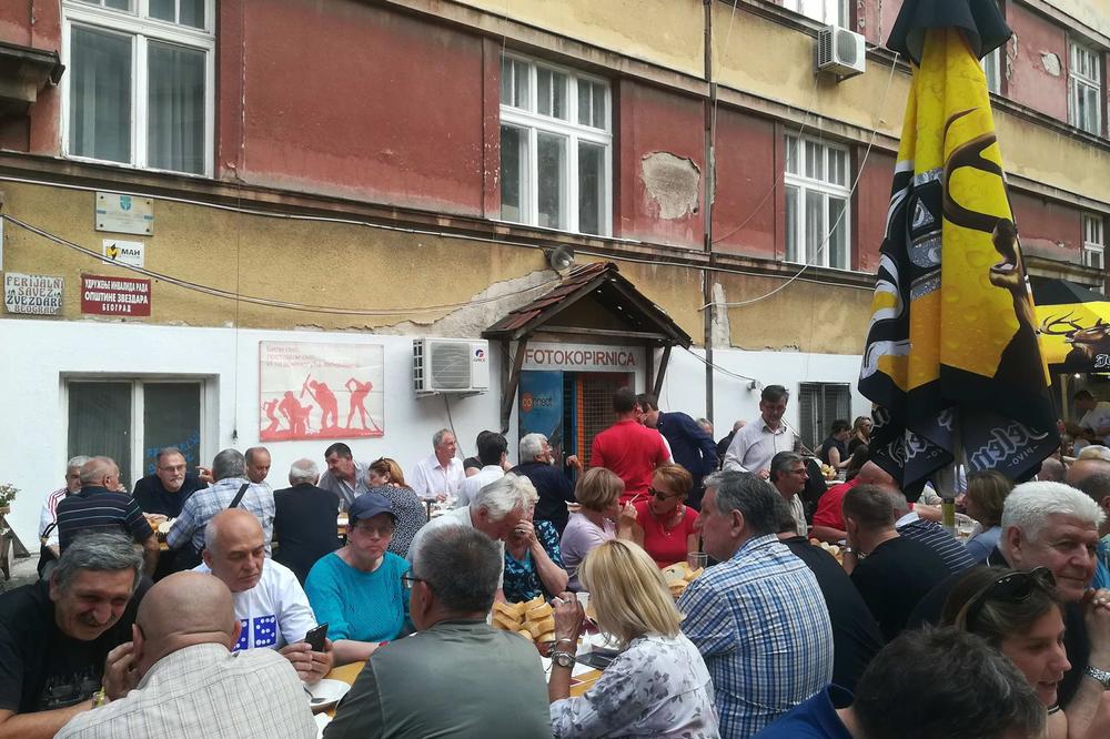 Dobrodošli na oslobođenu teritoriju: Jugonostalgičari slave TITOV ROĐENDAN uz pesmu, HEJ SLOVENI! (FOTO) (VIDEO)