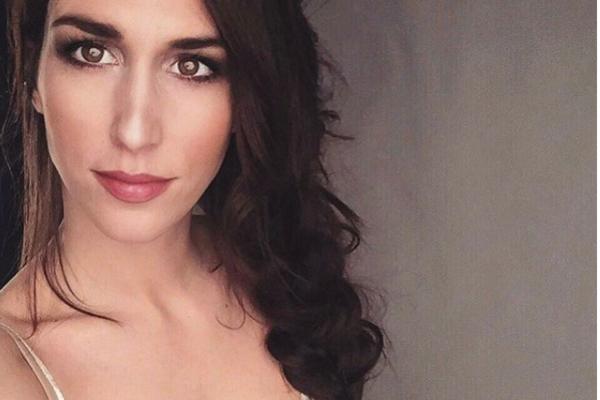 SVI SU GLEDALI U NJENE NOGE: Lepa glumica izašla je u grad BEZ SVOJE JAČE POLOVINE i mamila poglede! (FOTO)