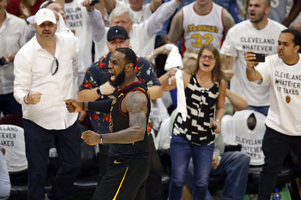 IGRAĆE SE MAJSTORICA! Boston baš ne ume na strani, Lebron unakazio Seltikse! (VIDEO)