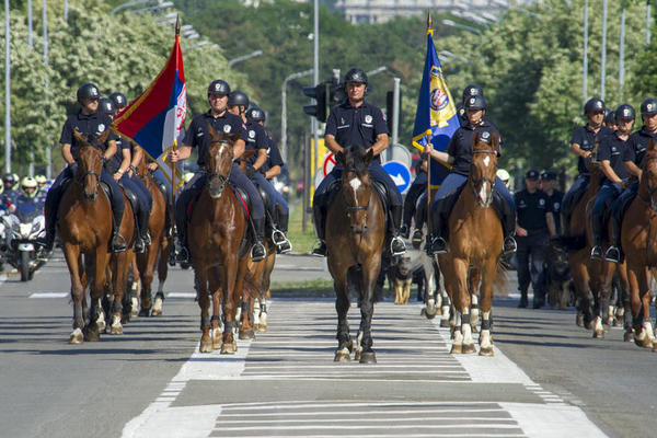 MINISTARSTVO POZIVA  GRAĐANE DA SE PRIDRUŽE PROSLAVI: Ovako se pripadnici MUP pripremaju za centralnu ceremoniju Dana policije! (VIDEO)