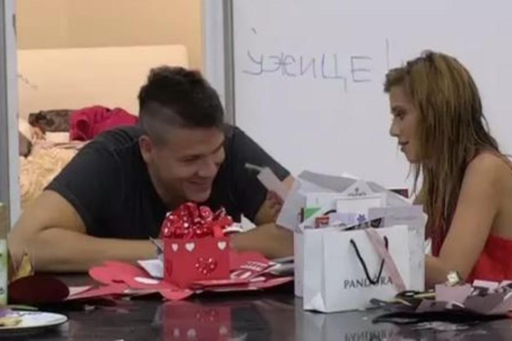 SLOBA SE NIJE ODVAJAO OD KIJE: Oduševljen njenim čestitkama za rođendan, a onda joj je priznao: OVAJ POKLON MI SE NAJVIŠE DOPAO! (VIDEO)