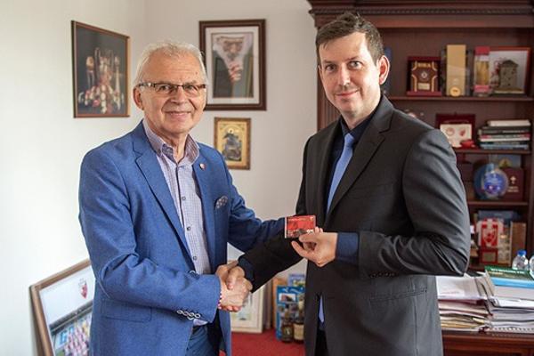 LJUBAV PREMA ZVEZDI NEMA GRANICE: Slovak iz Bratislave se zaljubio u crveno-bele, prelazi hiljade kilometara kolima da bi gledao mečeve! (FOTO)