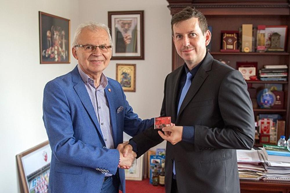 LJUBAV PREMA ZVEZDI NEMA GRANICE: Slovak iz Bratislave se zaljubio u crveno-bele, prelazi hiljade kilometara kolima da bi gledao mečeve! (FOTO)