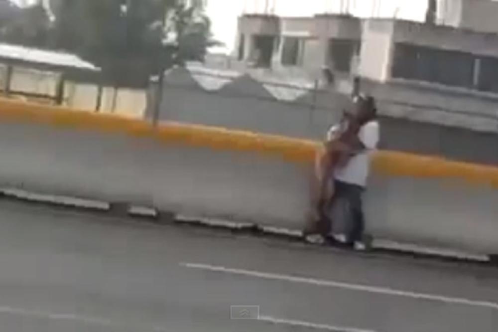 TEŠKO JE DISAO I BIO NA SAMRTI: Žena je rizikovala svoj život da spasi psa! POGLEDAJTE KAKO JOJ SE ZAHVALIO! (VIDEO)